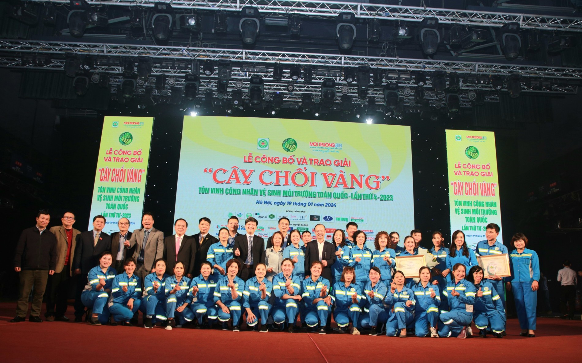 Các đại biểu chụp ảnh cùng với các công nhân môi trường