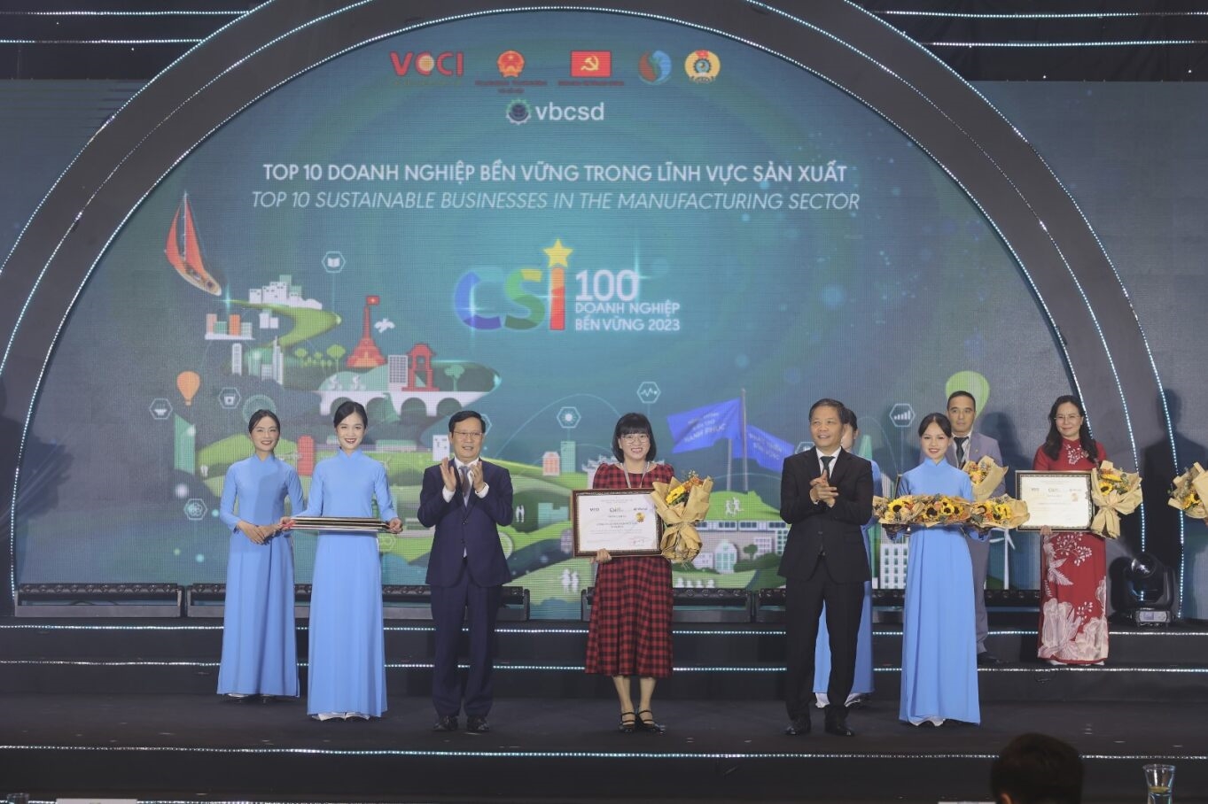 Đại diện Vinamilk nhận giải thưởng Top 10 Doanh nghiệp bền vững trong lĩnh vực sản xuất