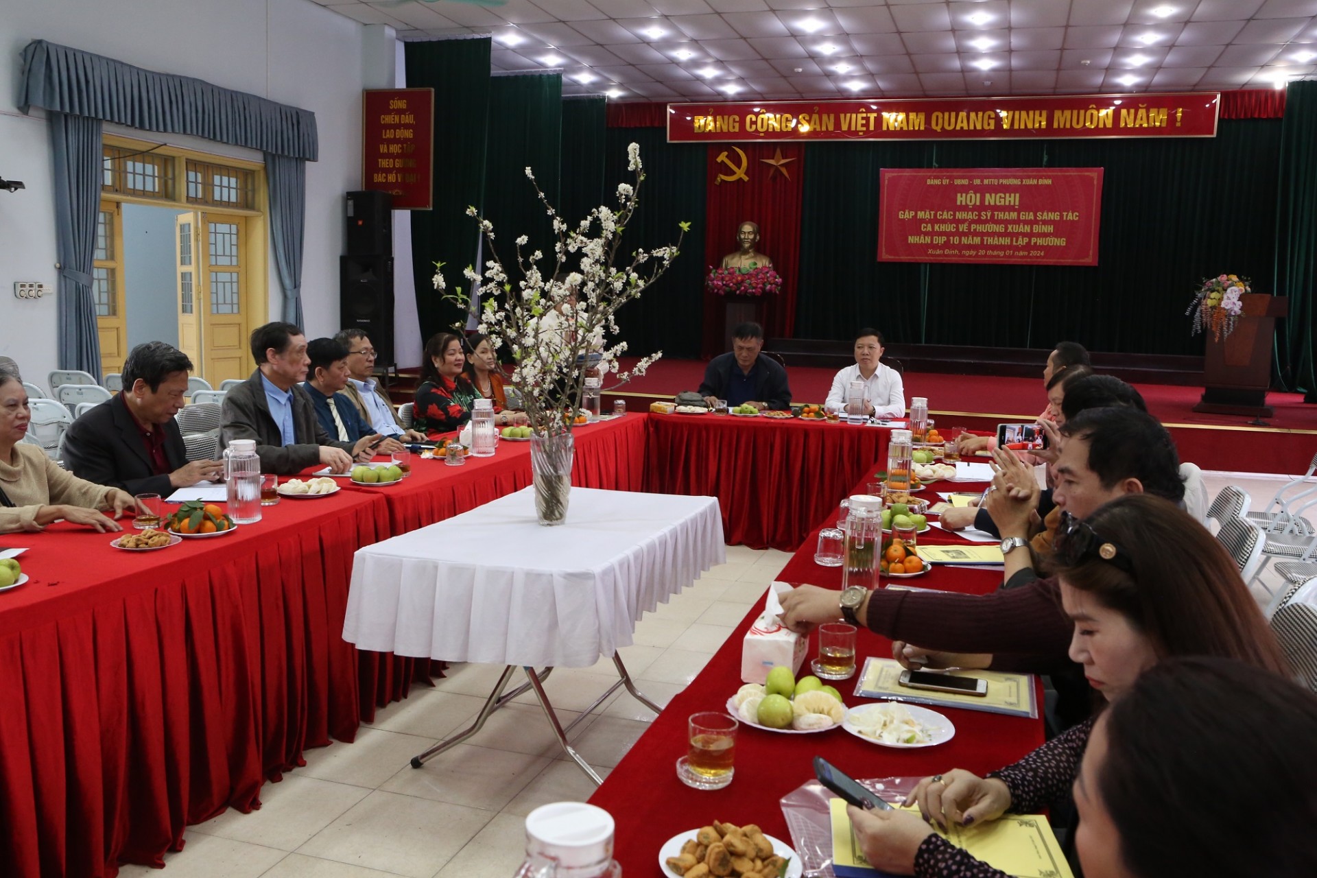 Hội nghị gặp mặt các nhạc sĩ tham gia sáng tác ca khúc về phường Xuân Đỉnh Hội nghị gặp mặt các nhạc sĩ tham gia sáng tác ca khúc về phường Xuân Đỉnh