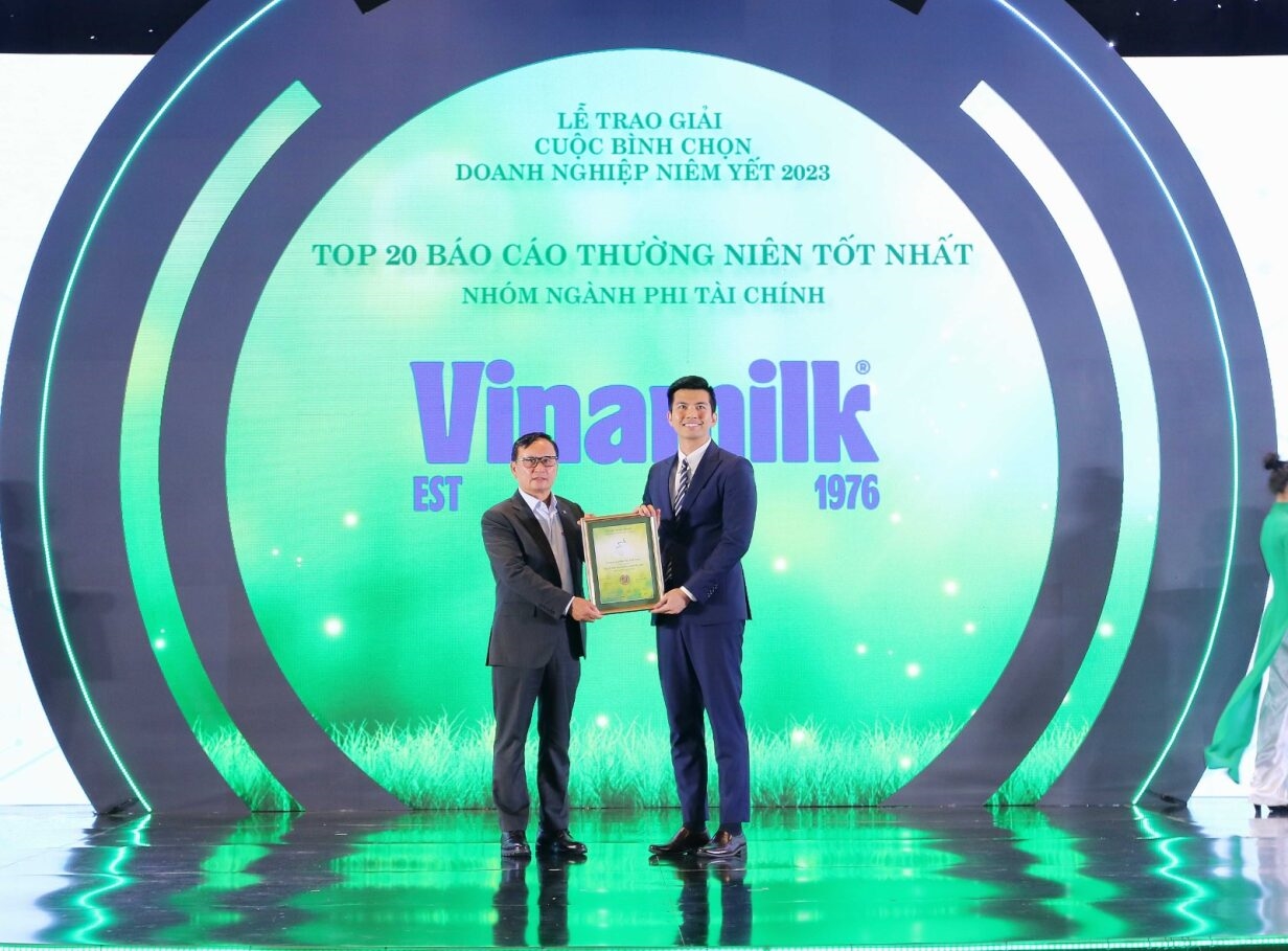 Đại diện Vinamilk nhận Giải thưởng Top 20 Báo cáo thường niên tốt nhất nhóm ngành phi tài chính. Xem thêm Báo cáo thường niên 2022 của Vinamilk tại đây