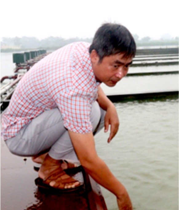 Anh Nguyễn Văn Thiêm - Giám đốc HTX Thủy sản công nghệ cao Đại Áng thăm mô hình sông trong ao Anh Nguyễn Văn Thiêm - Giám đốc HTX Thủy sản công nghệ cao Đại Áng thăm mô hình sông trong ao