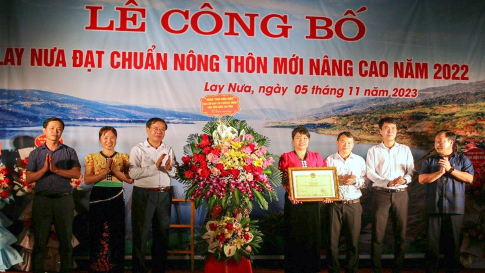 Lãnh đạo UBND tỉnh, Ủy ban MTTQ Việt Nam tỉnh trao Bằng Công nhận xã đạt chuẩn NTM nâng cao cho cán bộ và nhân dân xã Lay Nưa