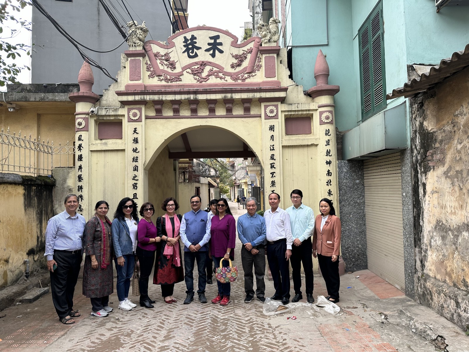 Hội hữu nghị Việt Nam - Ấn Độ TP.Hà Nội tham quan chuỗi di tích nổi tiếng tại quận Bắc Từ Liêm Hội hữu nghị Việt Nam - Ấn Độ TP.Hà Nội tham quan chuỗi di tích nổi tiếng tại quận Bắc Từ Liêm