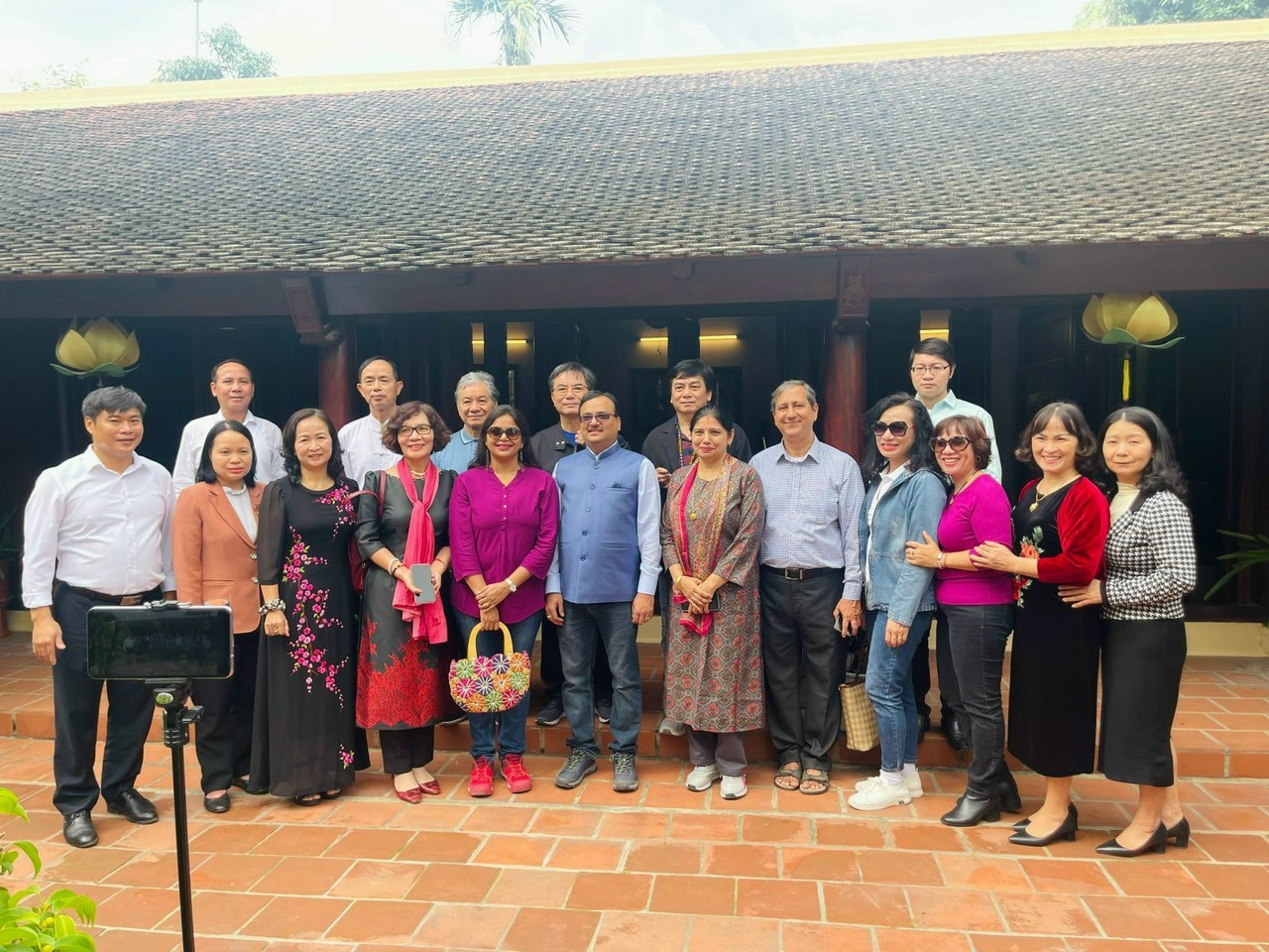 Hội hữu nghị Việt Nam - Ấn Độ TP.Hà Nội tham quan chuỗi di tích nổi tiếng tại quận Bắc Từ Liêm Hội hữu nghị Việt Nam - Ấn Độ TP.Hà Nội tham quan chuỗi di tích nổi tiếng tại quận Bắc Từ Liêm