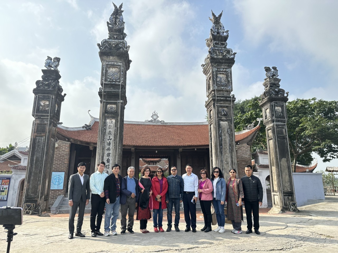 Hội hữu nghị Việt Nam - Ấn Độ TP.Hà Nội tham quan chuỗi di tích nổi tiếng tại quận Bắc Từ Liêm