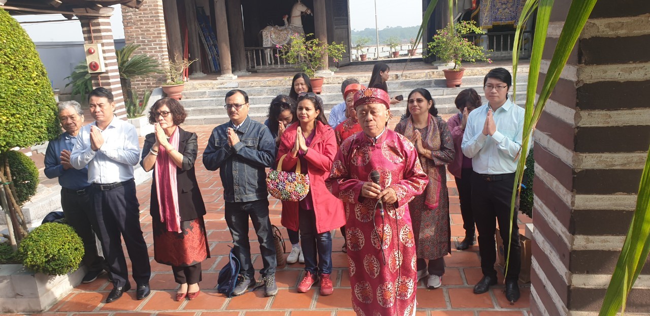 Hội hữu nghị Việt Nam - Ấn Độ TP.Hà Nội tham quan chuỗi di tích nổi tiếng tại quận Bắc Từ Liêm Hội hữu nghị Việt Nam - Ấn Độ TP.Hà Nội tham quan chuỗi di tích nổi tiếng tại quận Bắc Từ Liêm