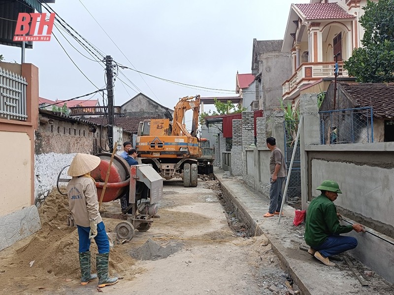 Nhiều hộ dân ngõ 1, đường Ban, thôn Bắc Bằng (Thiệu Hợp) tự nguyện phá dỡ một phần công trình của gia đình cũng như hiến đất để mở rộng đường giao thông. Nhiều hộ dân ngõ 1, đường Ban, thôn Bắc Bằng (Thiệu Hợp) tự nguyện phá dỡ một phần công trình của gia đình cũng như hiến đất để mở rộng đường giao thông.