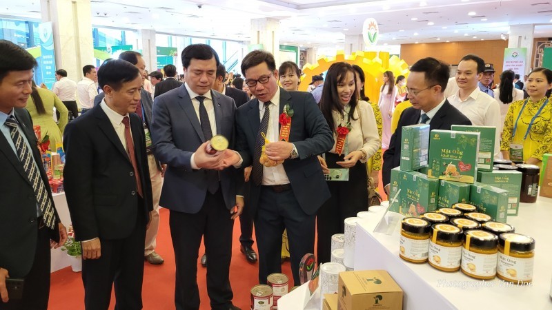 Lãnh đạo Bộ Công Thương thăm quan gian hàng trưng bày sản phẩm công nghiệp nông thôn bên lề Hội nghị Tổng kết 10 năm thi hành Nghị định số 45/2012/NĐ-CP về Khuyến công. Lãnh đạo Bộ Công Thương thăm quan gian hàng trưng bày sản phẩm công nghiệp nông thôn bên lề Hội nghị Tổng kết 10 năm thi hành Nghị định số 45/2012/NĐ-CP về Khuyến công.