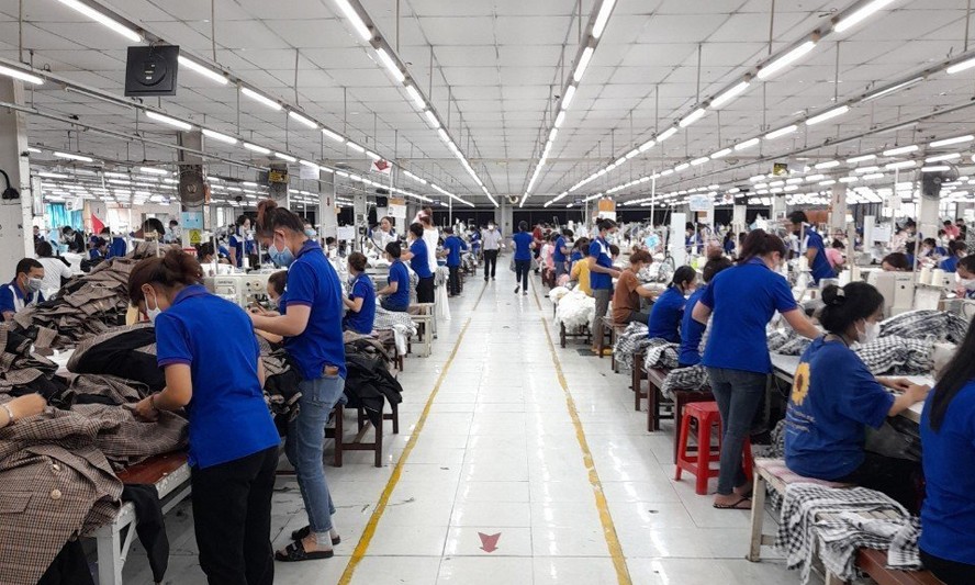 Công nhân Xí nghiệp may thi đua lao động sản xuất Công nhân Xí nghiệp may thi đua lao động sản xuất