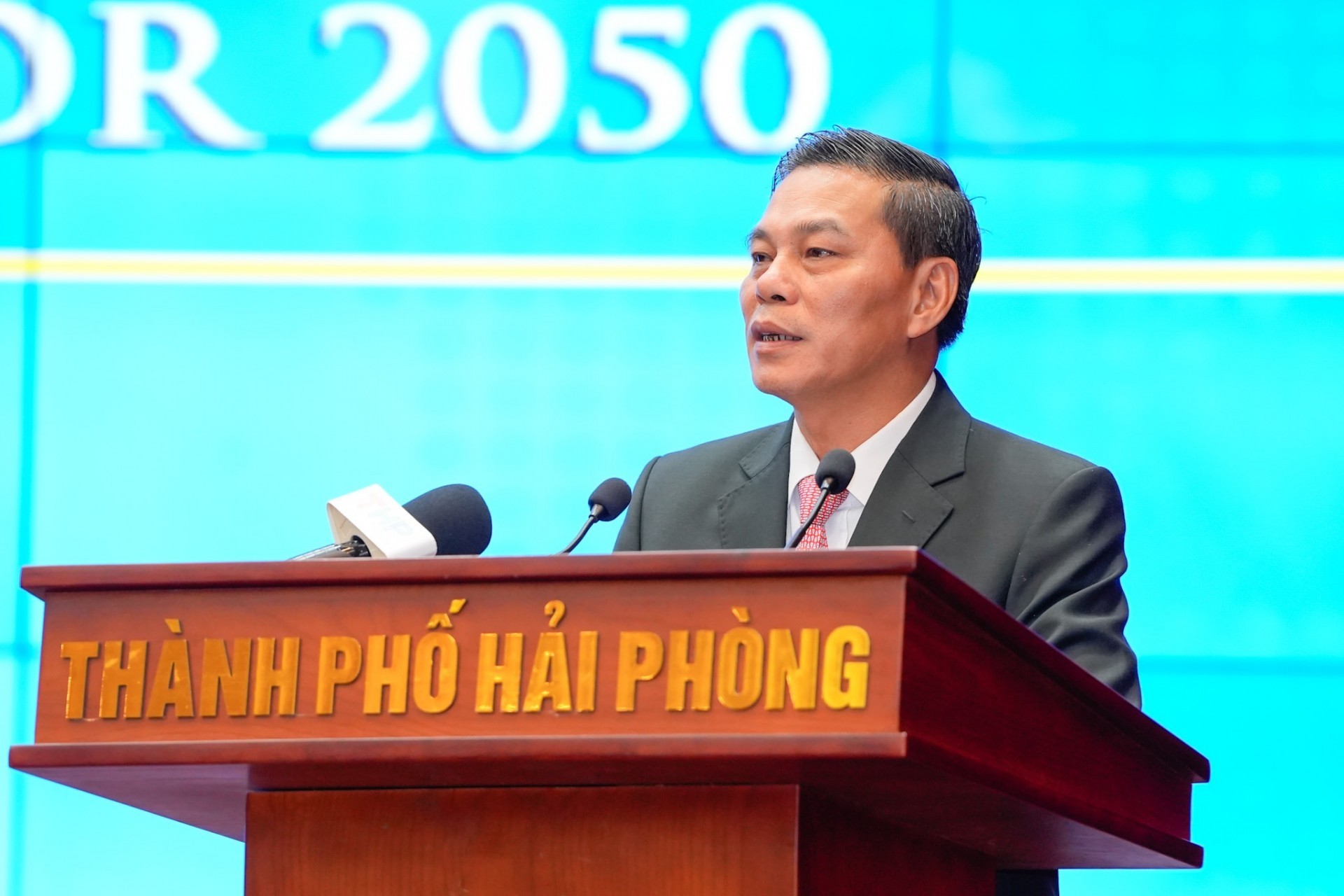 Chủ tịch UBND thành phố Nguyễn Văn Tùng phát biểu tại buổi lễ Chủ tịch UBND thành phố Nguyễn Văn Tùng phát biểu tại buổi lễ