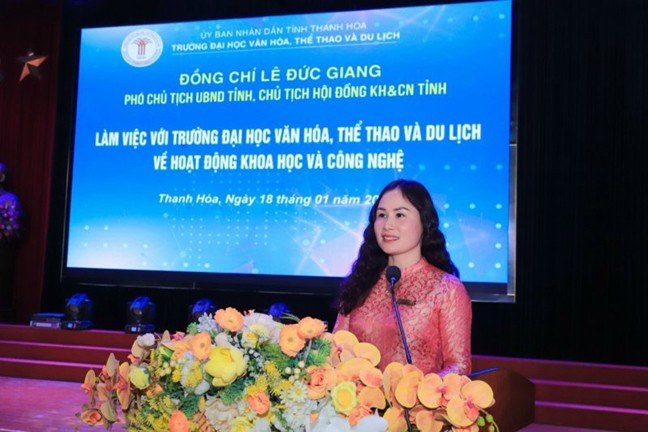 PGS.TS. Lê Thanh Hà - Bí thư Đảng ủy, Hiệu trưởng Nhà trường trình bày Báo cáo tổng kết hoạt động KH&CN giai đoạn 2020-2023 và Phương hướng, nhiệm vụ năm 2024, tầm nhìn đến năm 2045.