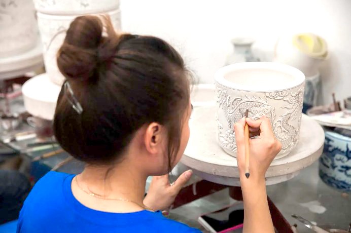 Họa tiết rồng được vẽ tay thủ công tỉ mỉ