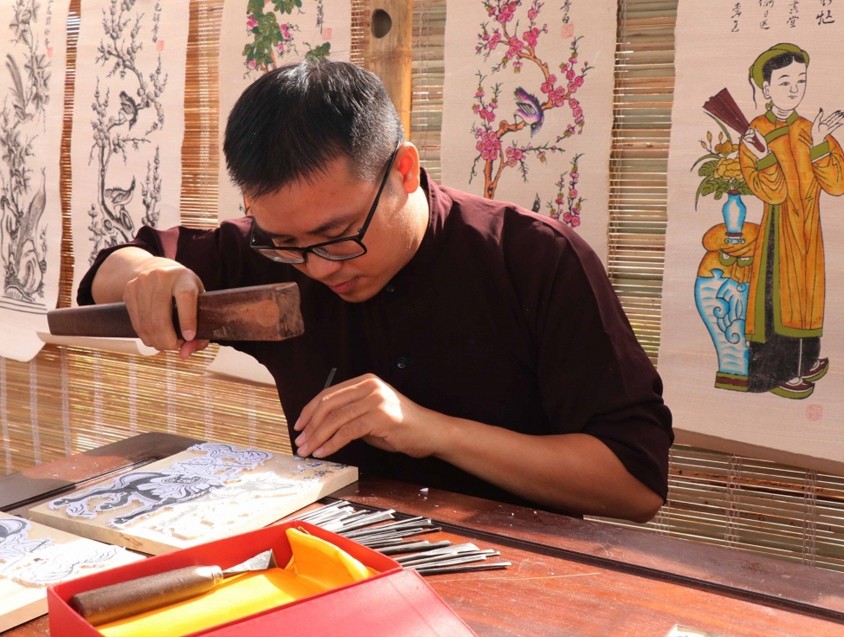 Trình diễn khắc tranh gỗ tại chợ tranh Trình diễn khắc tranh gỗ tại chợ tranh