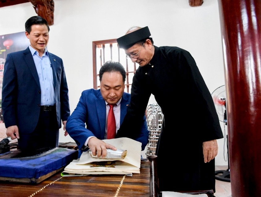 Phó Chủ tịch UBND tỉnh Vương Quốc Tuấn cùng nghệ nhân giới thiệu nghề làm tranh dân gian Đông Hồ tới bạn bè quốc tế Phó Chủ tịch UBND tỉnh Vương Quốc Tuấn cùng nghệ nhân giới thiệu nghề làm tranh dân gian Đông Hồ tới bạn bè quốc tế