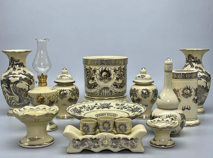 Họa tiết “Song long chầu nguyệt” trên bộ đồ thờ