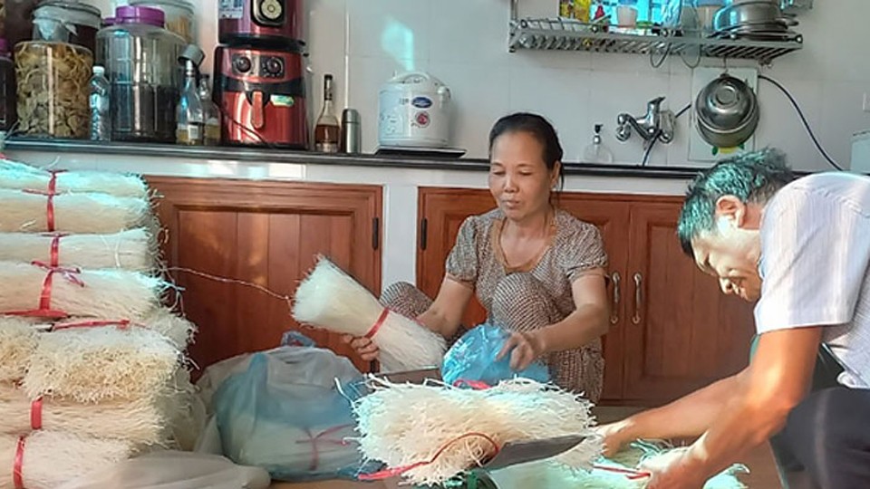 Gia đình ông Nguyễn Viết Thịnh, xã Xuân Kiên (Xuân Trường) đóng gói sản phẩm miến gạo. Gia đình ông Nguyễn Viết Thịnh, xã Xuân Kiên (Xuân Trường) đóng gói sản phẩm miến gạo.