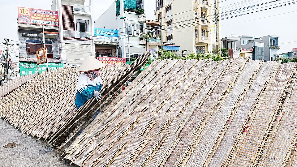 Người dân xóm 2, xã Xuân Tiến (Xuân Trường) sản xuất bánh đa nem cung cấp cho thị trường dịp Tết Nguyên đán Giáp Thìn 2024. Người dân xóm 2, xã Xuân Tiến (Xuân Trường) sản xuất bánh đa nem cung cấp cho thị trường dịp Tết Nguyên đán Giáp Thìn 2024.