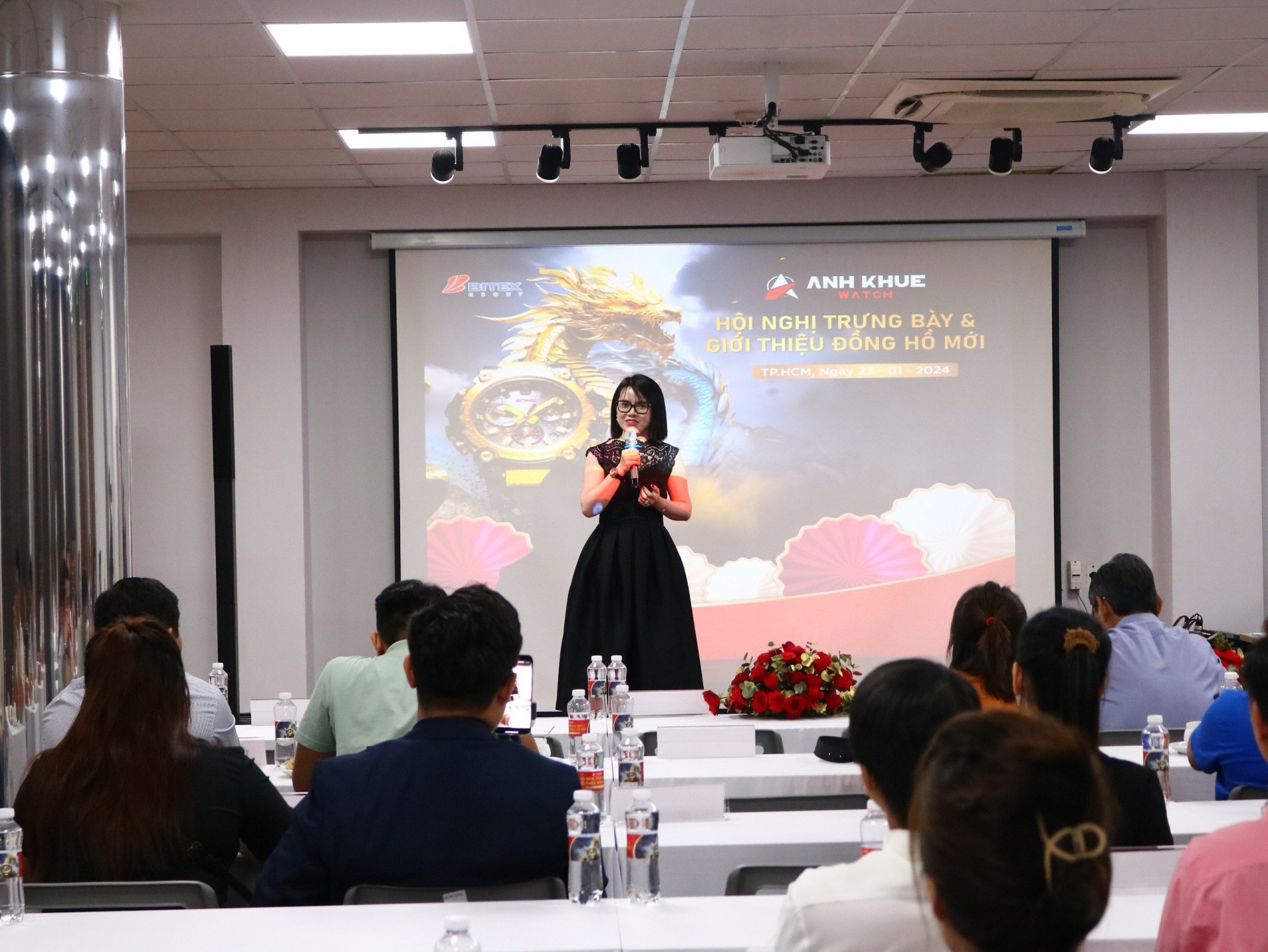 Bà Huỳnh Thị Yến Anh – Tổng Giám đốc công ty cổ phần Anh Khuê Watch phát biểu tại Hội nghị Bà Huỳnh Thị Yến Anh – Tổng Giám đốc công ty cổ phần Anh Khuê Watch phát biểu tại Hội nghị