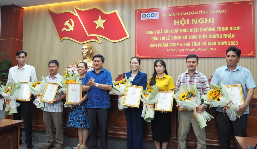 Ông Lê Văn Sử - Phó Chủ tịch UBND tỉnh Cà Mau trao Giấy chứng nhận các sản phẩm OCOP được công nhận 4 sao năm 2023. Ông Lê Văn Sử - Phó Chủ tịch UBND tỉnh Cà Mau trao Giấy chứng nhận các sản phẩm OCOP được công nhận 4 sao năm 2023.