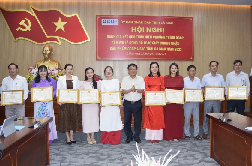 Ông Nguyễn Văn Quân – Phó Giám đốc Sở Nông nghiệp và PTNN tỉnh, trao Bằng khen cho cá nhân, tập thể có thành tích tiêu biểu trong thực hiện Chương trình OCOP năm 2023. Ông Nguyễn Văn Quân – Phó Giám đốc Sở Nông nghiệp và PTNN tỉnh, trao Bằng khen cho cá nhân, tập thể có thành tích tiêu biểu trong thực hiện Chương trình OCOP năm 2023.