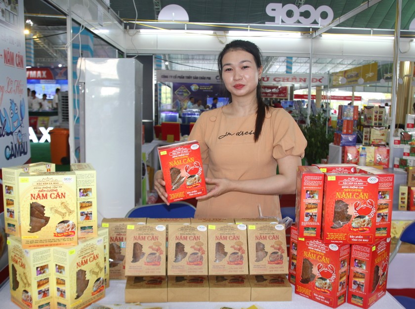 Bánh phồng tôm của Công ty TNHH SX TM DV Kiên Cường, ấp 2, xã Hàng Vịnh, huyện Năm Căn được công nhận OCOP 4 sao. Bánh phồng tôm của Công ty TNHH SX TM DV Kiên Cường, ấp 2, xã Hàng Vịnh, huyện Năm Căn được công nhận OCOP 4 sao.