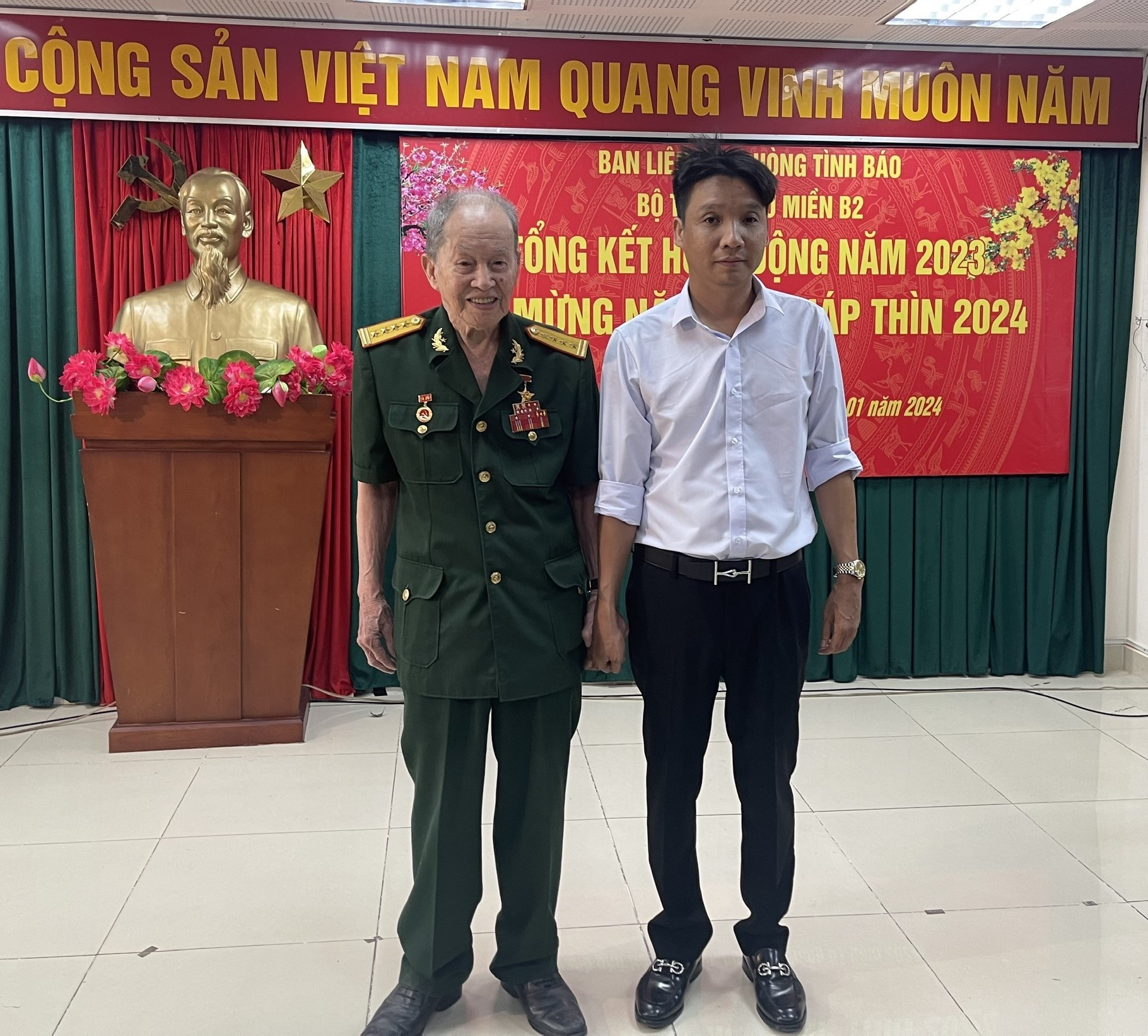 Nhà Báo Phạm Anh Tuấn và Đại tá Nguyễn Văn Tàu