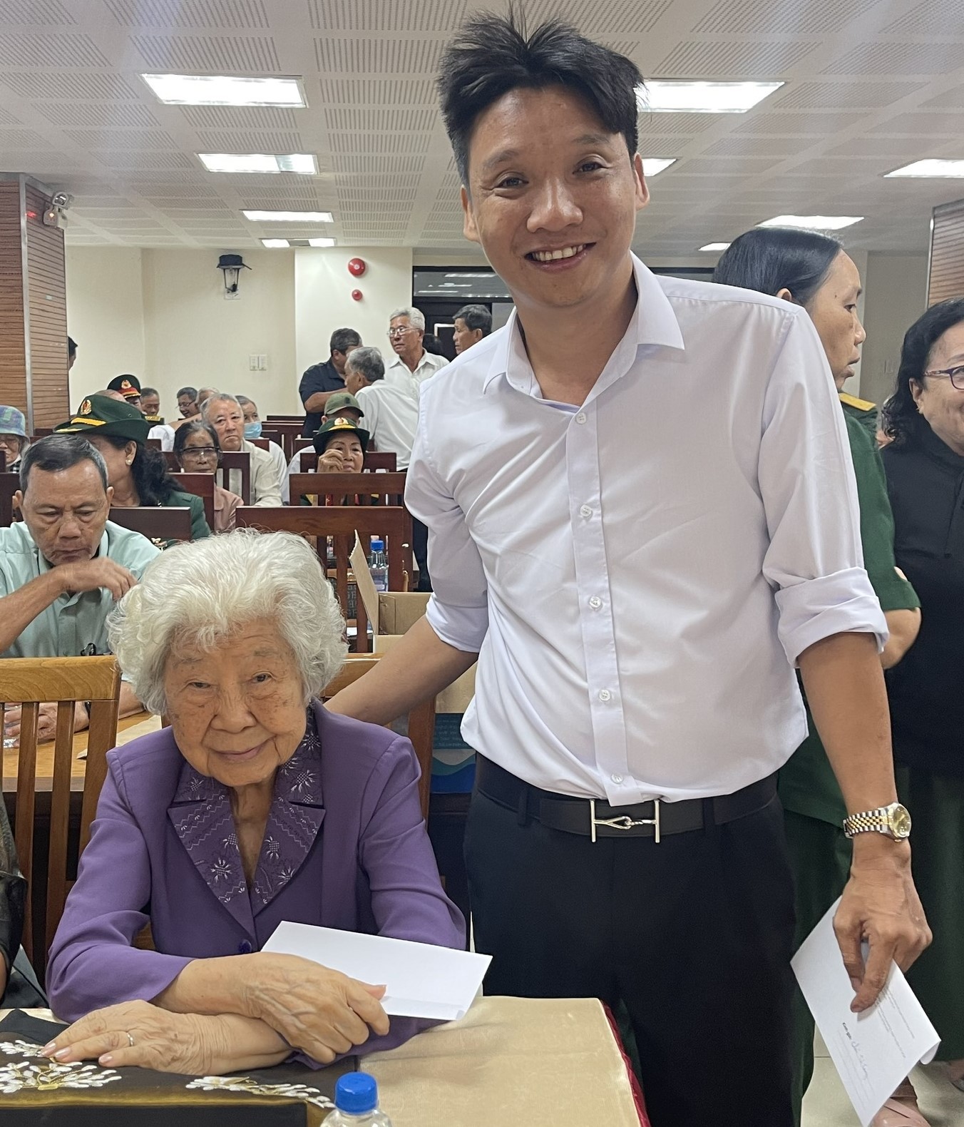 Nhà Báo Phạm Anh Tuấn và Thượng úy Nguyễn Thị Mỹ Nhung