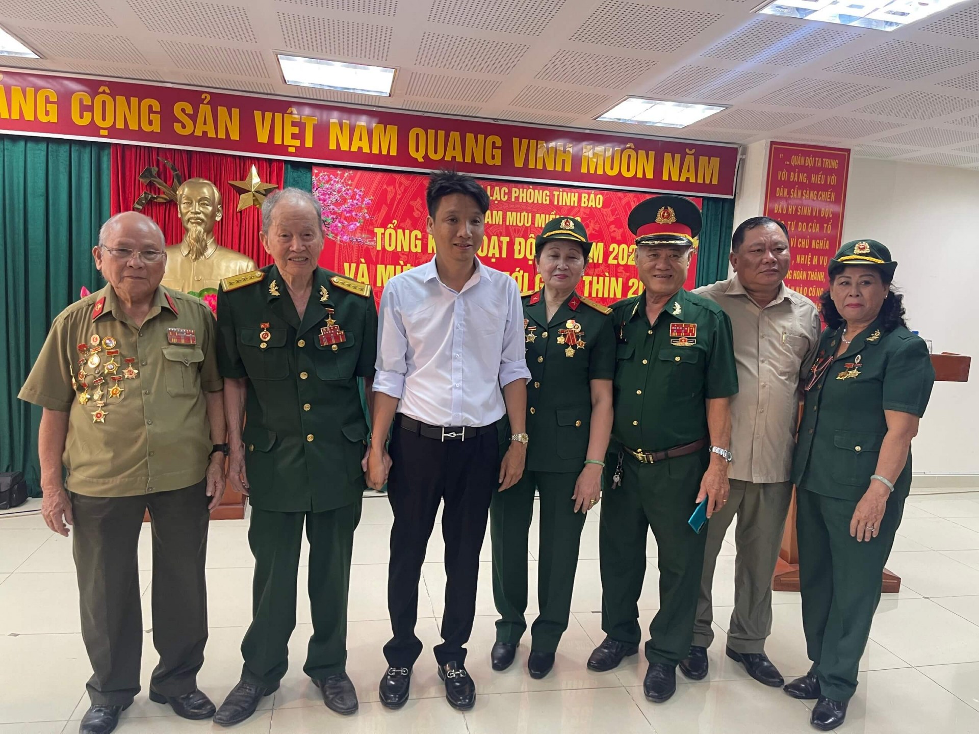 Trung tá Phạm Văn Kề, Đại tá Nguyễn Văn Tàu, Nhà Báo Phạm Anh Tuấn (từ trái sang) và khách mời chụp hình lưu niệm