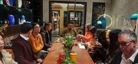 Nét đẹp thưởng trà, ngắm hoa thuỷ tiên ngày Tết