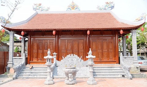 Người thợ mộc lành nghề “thổi hồn” cho những ngôi nhà gỗ