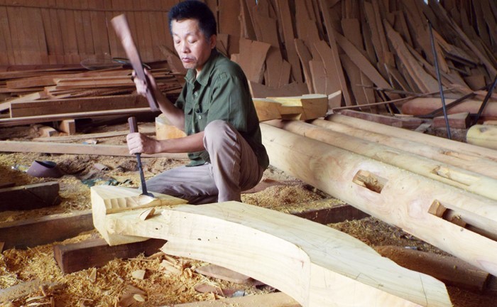Người thợ mộc lành nghề “thổi hồn” cho những ngôi nhà gỗ Người thợ mộc lành nghề “thổi hồn” cho những ngôi nhà gỗ