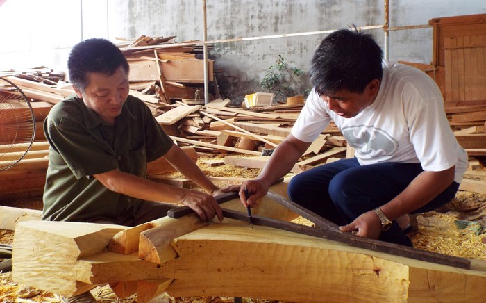 Người thợ mộc lành nghề “thổi hồn” cho những ngôi nhà gỗ