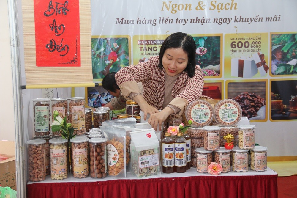 Sản vật khắp các vùng miền quy tụ tại Hội chợ Xuân Giáp Thìn 2024 Sản vật khắp các vùng miền quy tụ tại Hội chợ Xuân Giáp Thìn 2024