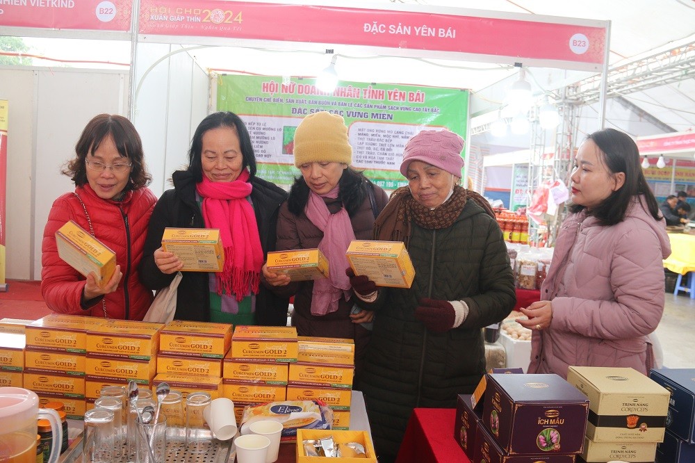 Sản vật khắp các vùng miền quy tụ tại Hội chợ Xuân Giáp Thìn 2024 Sản vật khắp các vùng miền quy tụ tại Hội chợ Xuân Giáp Thìn 2024