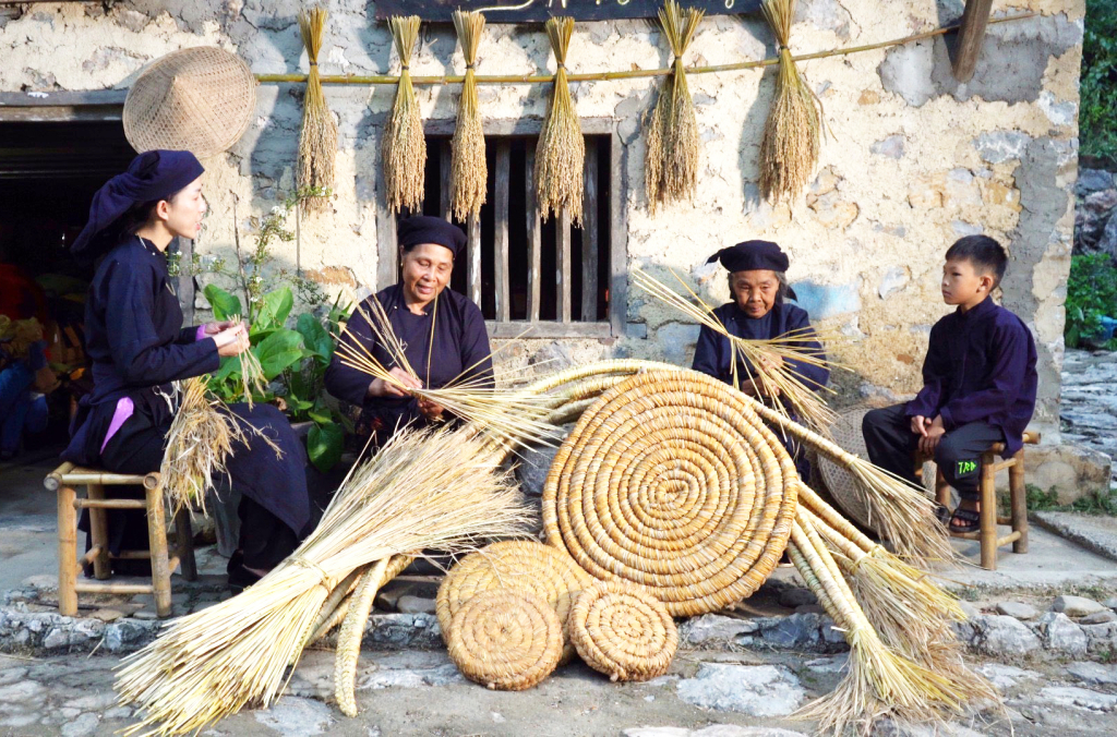 Nguyễn Thị Kim Phương giới thiệu về sản phẩm nghề thủ công đan lát truyền thống (nón lá, ghế rơm) của người Tày Cao Bằng.