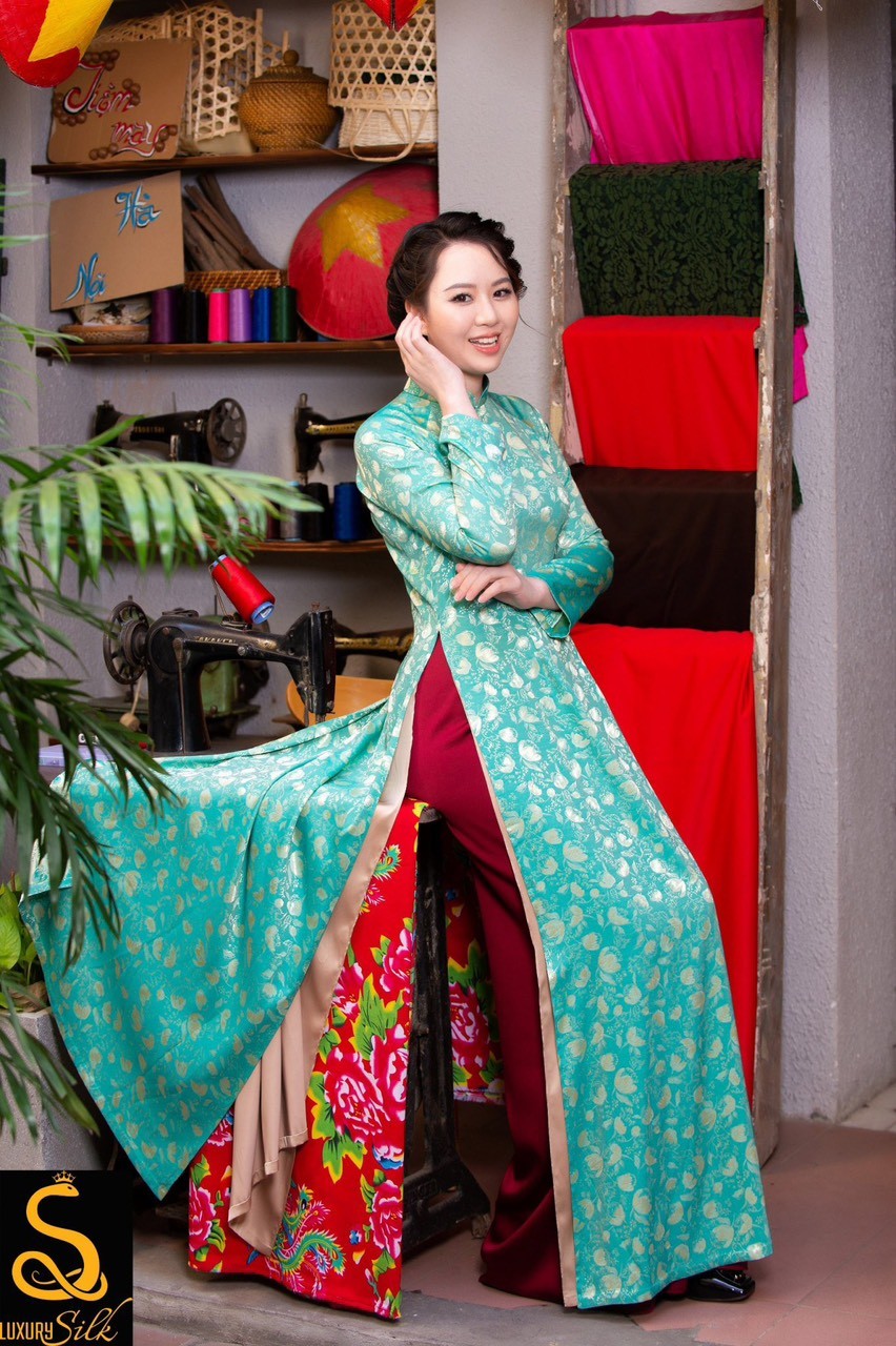 Doanh nhân Nguyễn Hồng Điệp Hồng Anh đón Năm mới cùng áo dài Luxury Silk