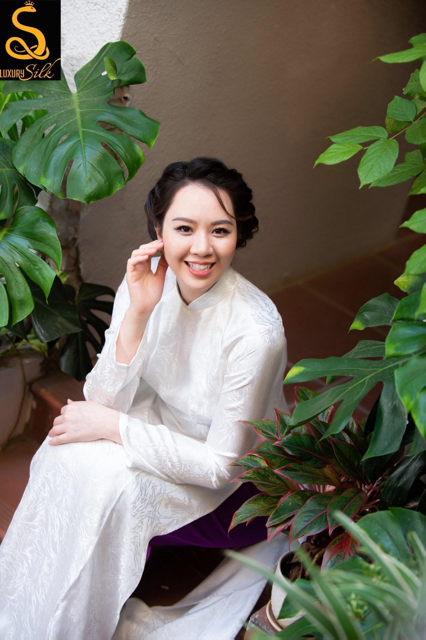 Doanh nhân Nguyễn Hồng Điệp Hồng Anh đón Năm mới cùng áo dài Luxury Silk