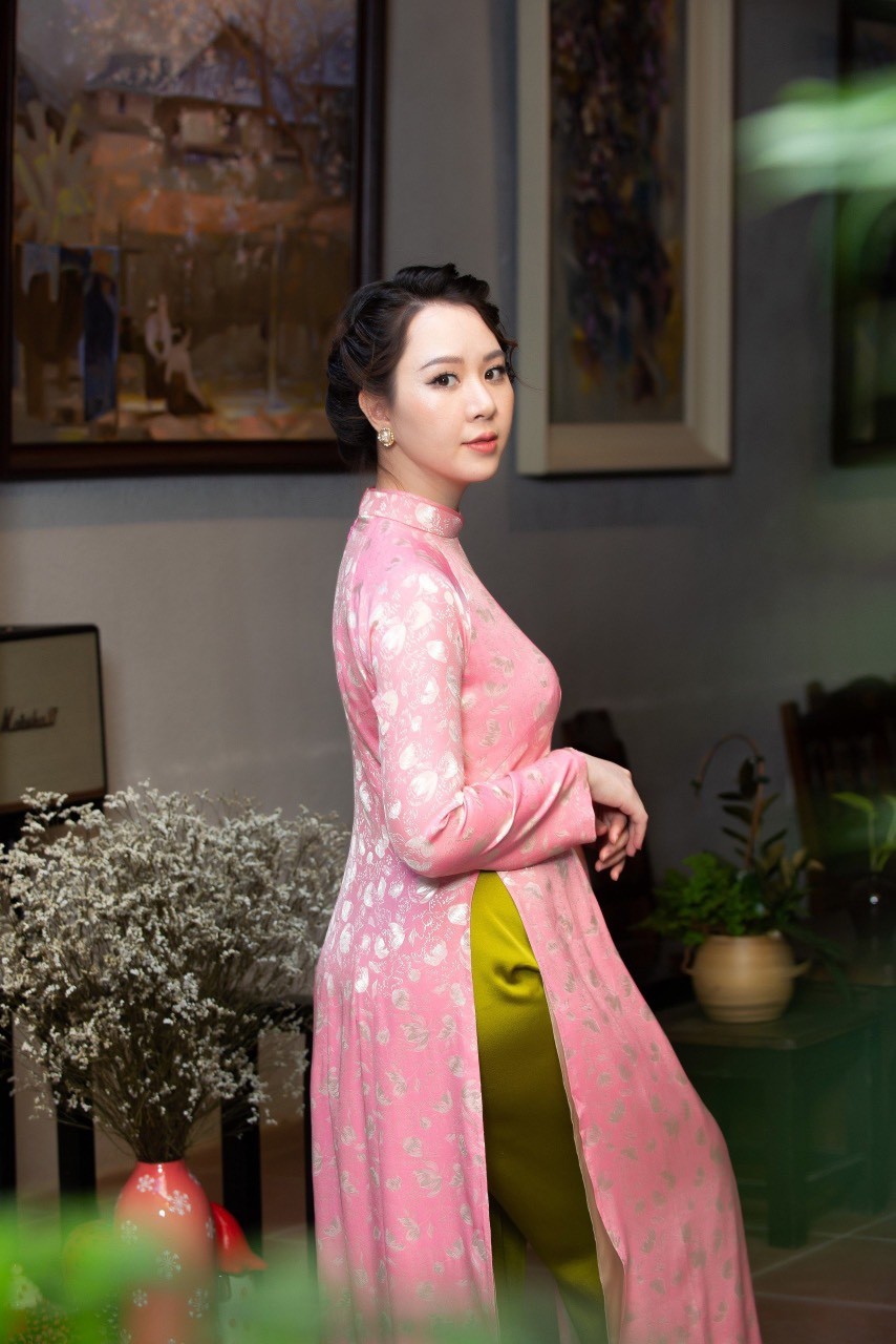 Doanh nhân Nguyễn Hồng Điệp Hồng Anh đón Năm mới cùng áo dài Luxury Silk