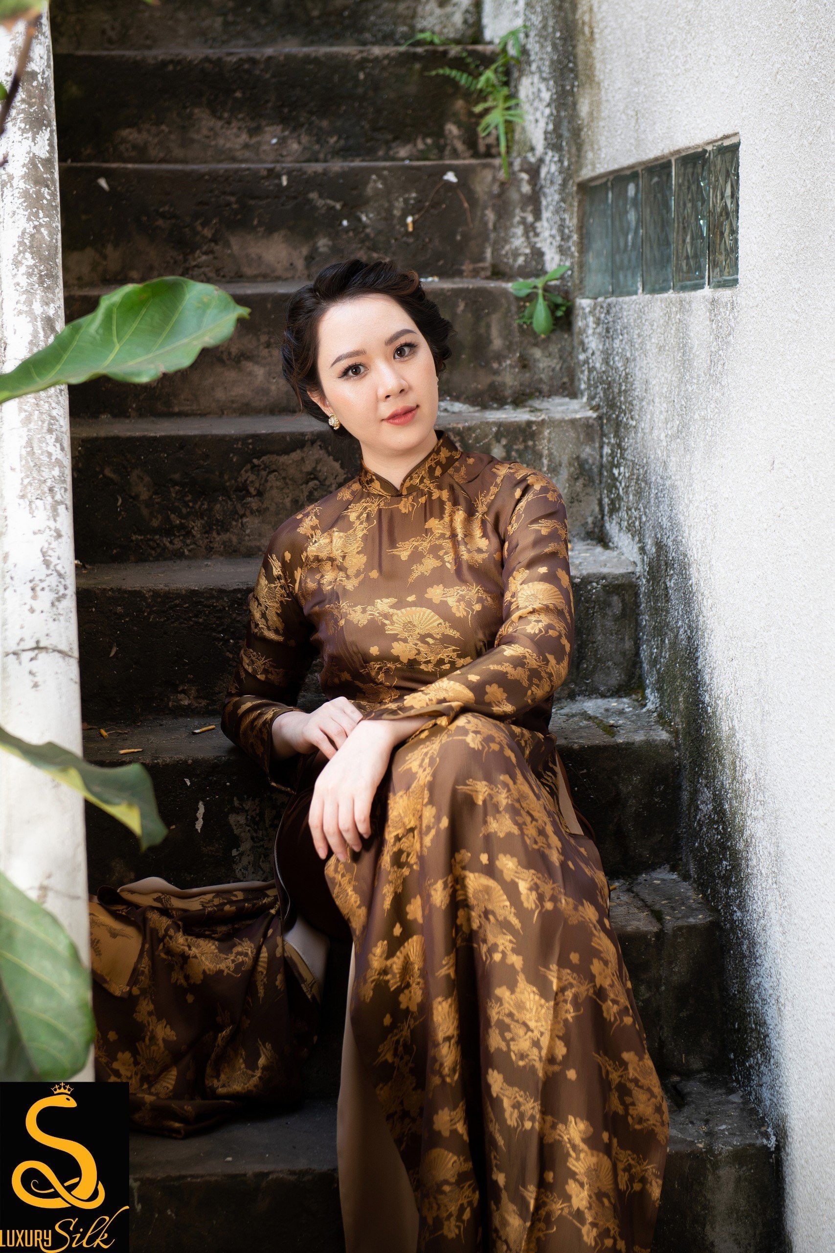 Doanh nhân Nguyễn Hồng Điệp Hồng Anh đón Năm mới cùng áo dài Luxury Silk