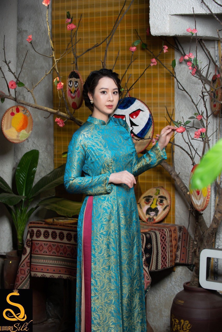 Doanh nhân Nguyễn Hồng Điệp Hồng Anh đón Năm mới cùng áo dài Luxury Silk
