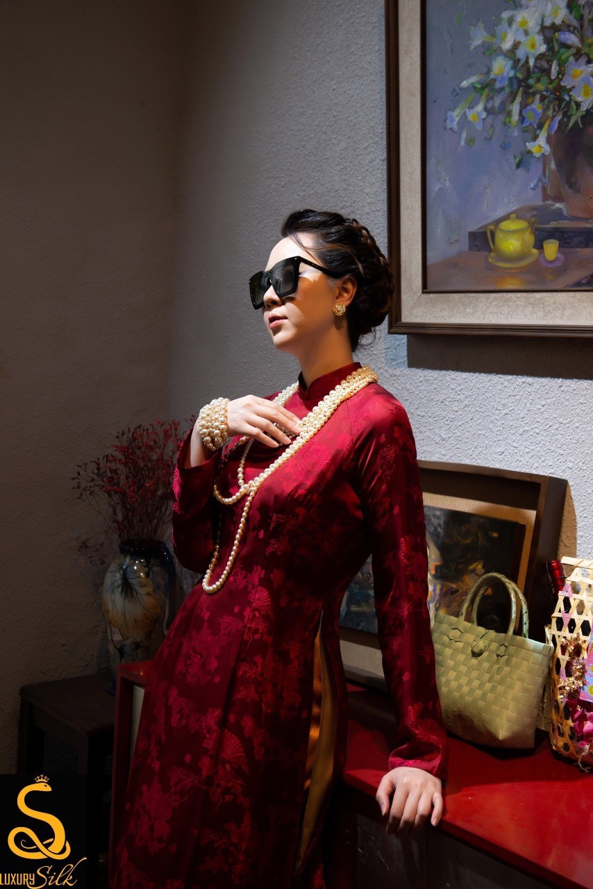 Doanh nhân Nguyễn Hồng Điệp Hồng Anh đón Năm mới cùng áo dài Luxury Silk