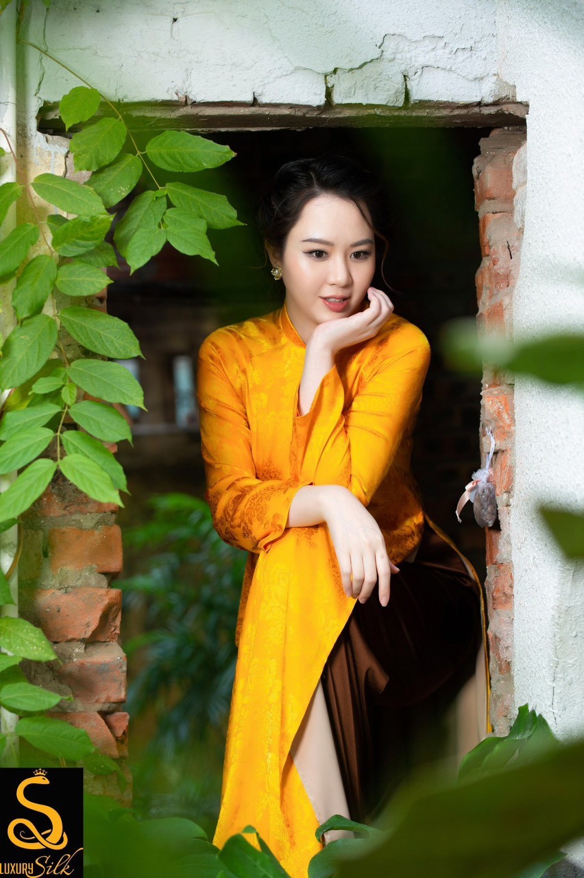 Doanh nhân Nguyễn Hồng Điệp Hồng Anh đón Năm mới cùng áo dài Luxury Silk