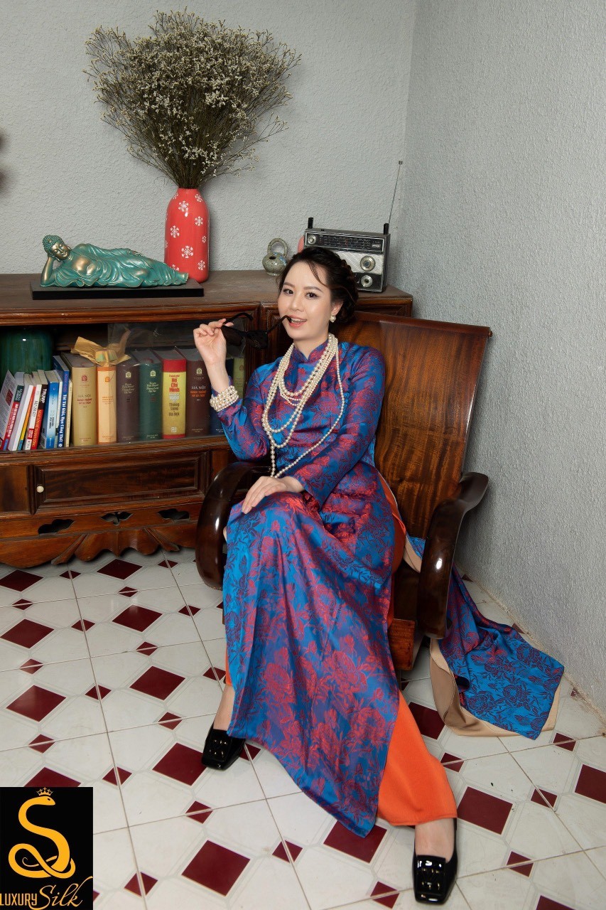 Doanh nhân Nguyễn Hồng Điệp Hồng Anh đón Năm mới cùng áo dài Luxury Silk