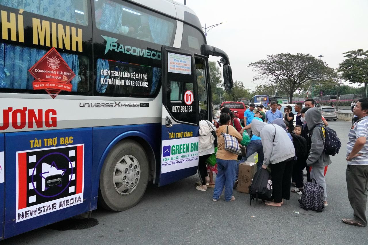 Bà con lên xe chuẩn bị xuất phát