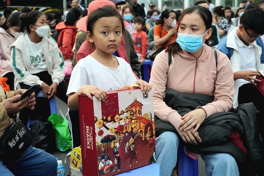 Bà con chờ chuẩn bị lên xe