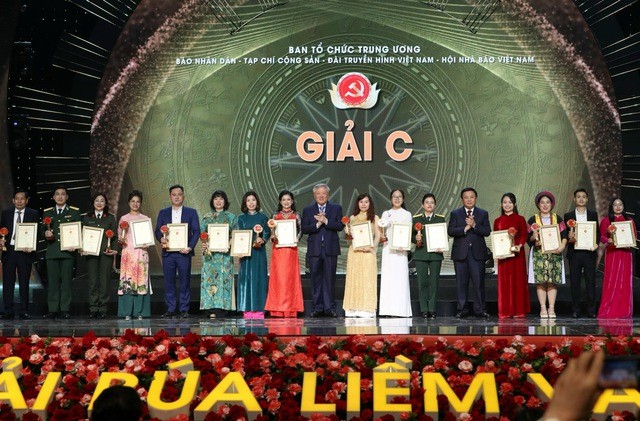 Chánh án Toà án nhân dân Tối cao Nguyễn Hoà Bình và Giám đốc Học viện Chính trị quốc gia Hồ Chí Minh Nguyễn Xuân Thắng trao giải C cho các tác giả, nhóm tác giả có tác phẩm đoạt giải - Ảnh: VGP/Nhật Bắc Chánh án Toà án nhân dân Tối cao Nguyễn Hoà Bình và Giám đốc Học viện Chính trị quốc gia Hồ Chí Minh Nguyễn Xuân Thắng trao giải C cho các tác giả, nhóm tác giả có tác phẩm đoạt giải - Ảnh: VGP/Nhật Bắc