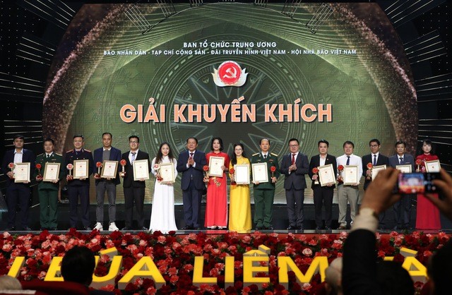 Ban Tổ chức trao giải Khuyến khích cho các tác giả, nhóm tác giả có tác phẩm đoạt giải - Ảnh: VGP/Nhật Bắc Ban Tổ chức trao giải Khuyến khích cho các tác giả, nhóm tác giả có tác phẩm đoạt giải - Ảnh: VGP/Nhật Bắc