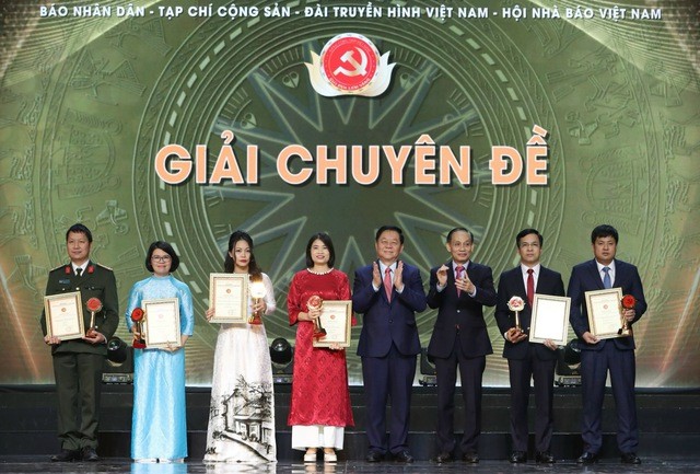 Trưởng Ban Tuyên giáo Trung ương Nguyễn Trọng Nghĩa và Trưởng Ban Đối ngoại Trung ương Lê Hoài Trung trao giải Chuyên đề cho các tập thể - Ảnh: VGP/Nhật Bắc Trưởng Ban Tuyên giáo Trung ương Nguyễn Trọng Nghĩa và Trưởng Ban Đối ngoại Trung ương Lê Hoài Trung trao giải Chuyên đề cho các tập thể - Ảnh: VGP/Nhật Bắc