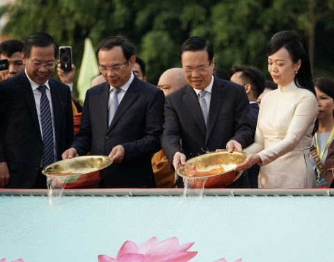 chu tich nuoc vo van thuong va phu nhan thuc hien nghi thuc tha ca chep tai ben nha rong