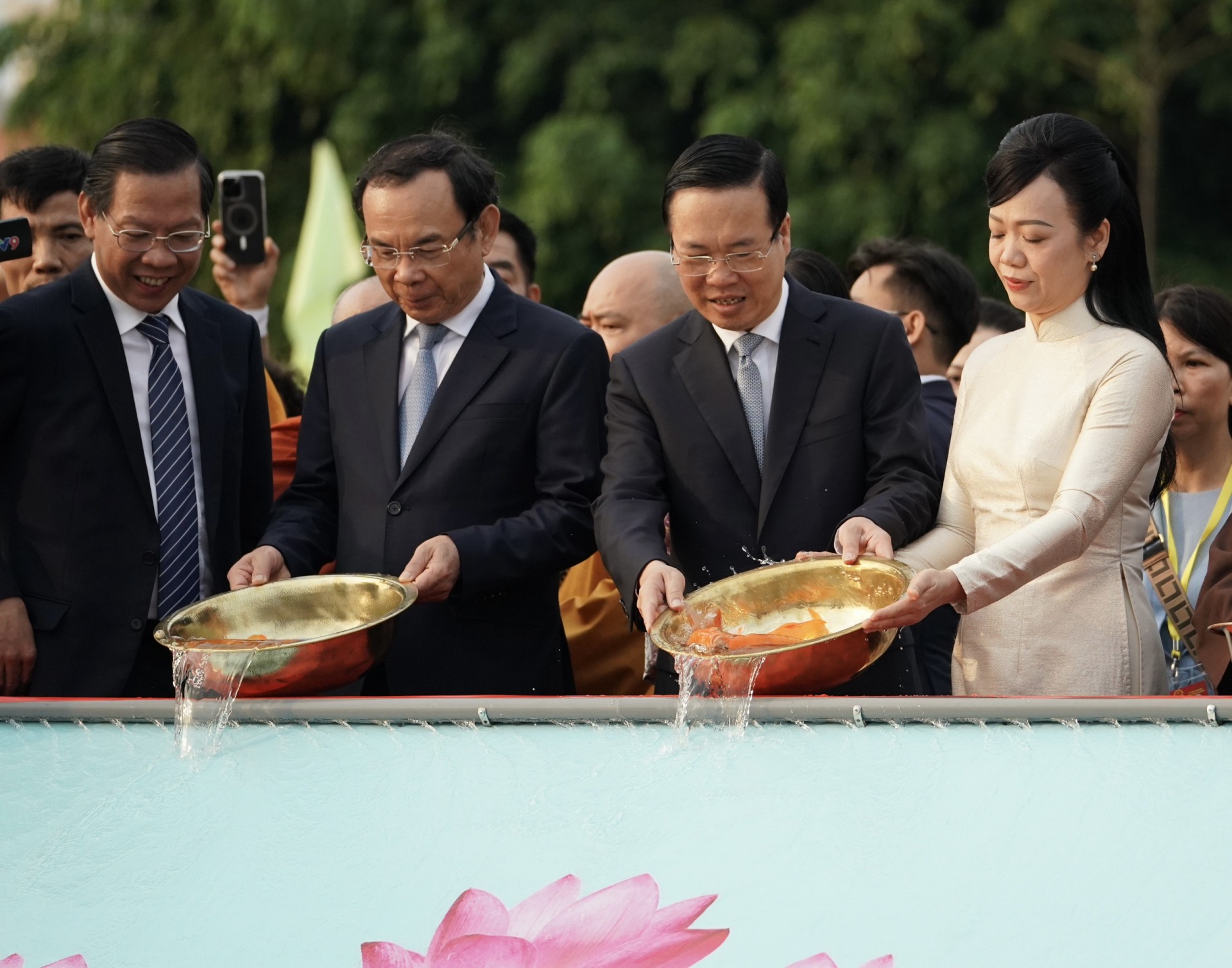 Chủ tịch nước Võ Văn Thưởng và Phu nhân thực hiện nghi thức thả cá chép tại Bến Nhà Rồng